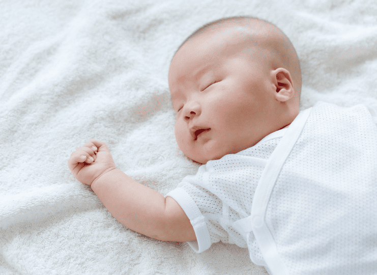 厚手の布団でよく眠る子ども