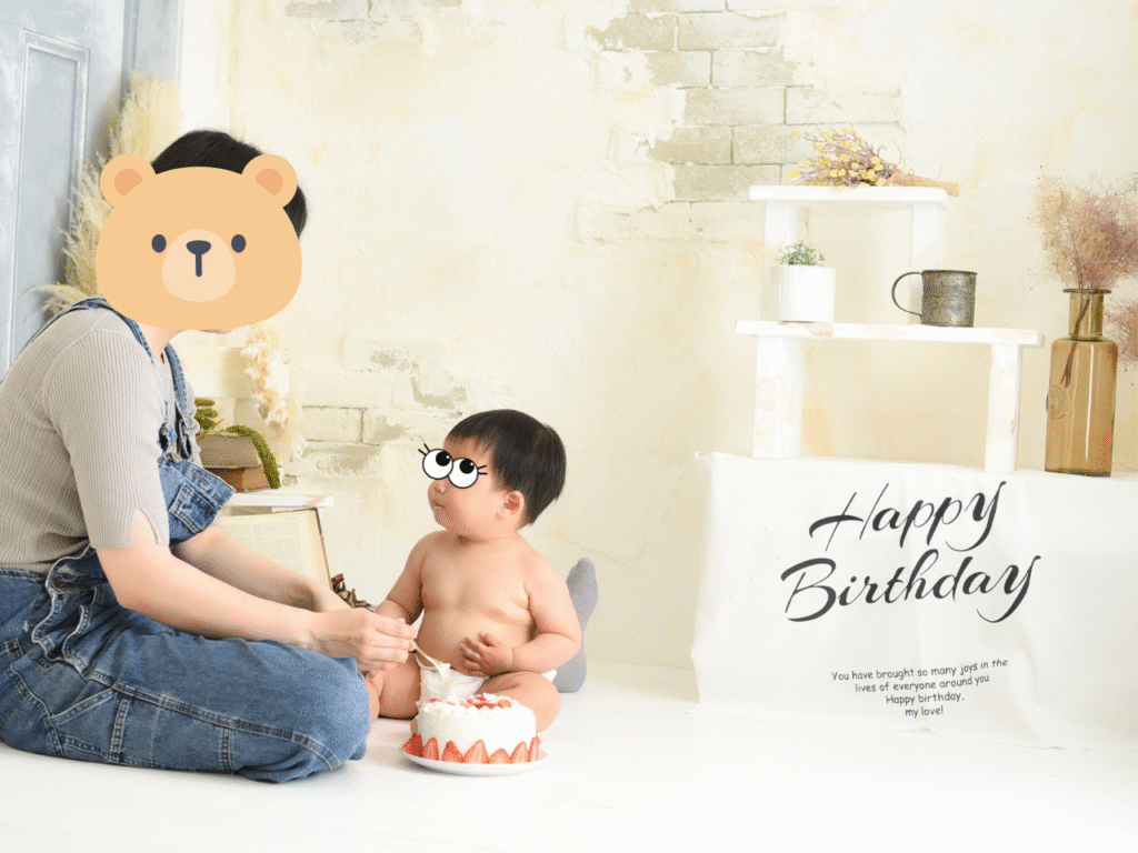 ママとスマッシュケーキを食べる1歳児