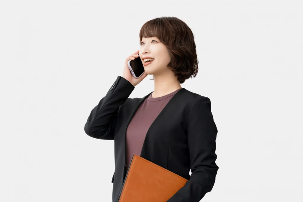 電話で会社に問い合わせる様子