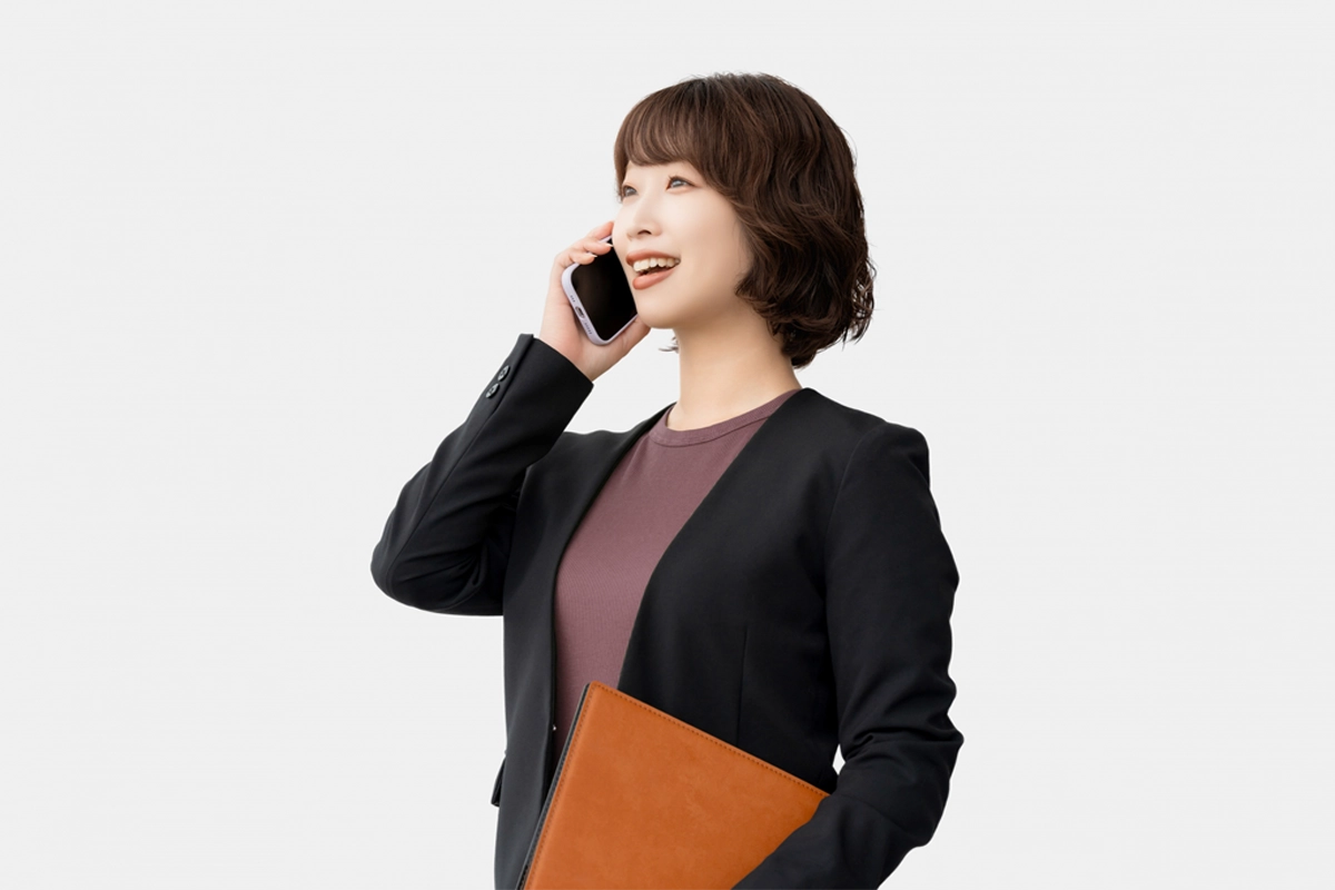 電話で会社に問い合わせる様子