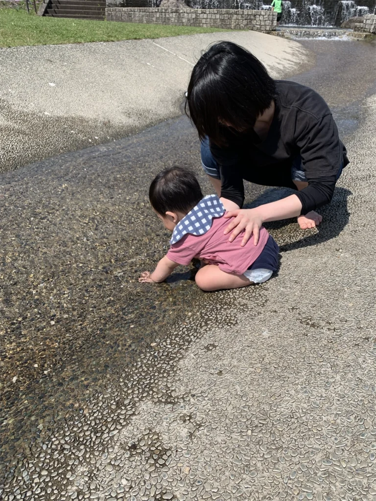 子供と仲良く遊んでいる様子