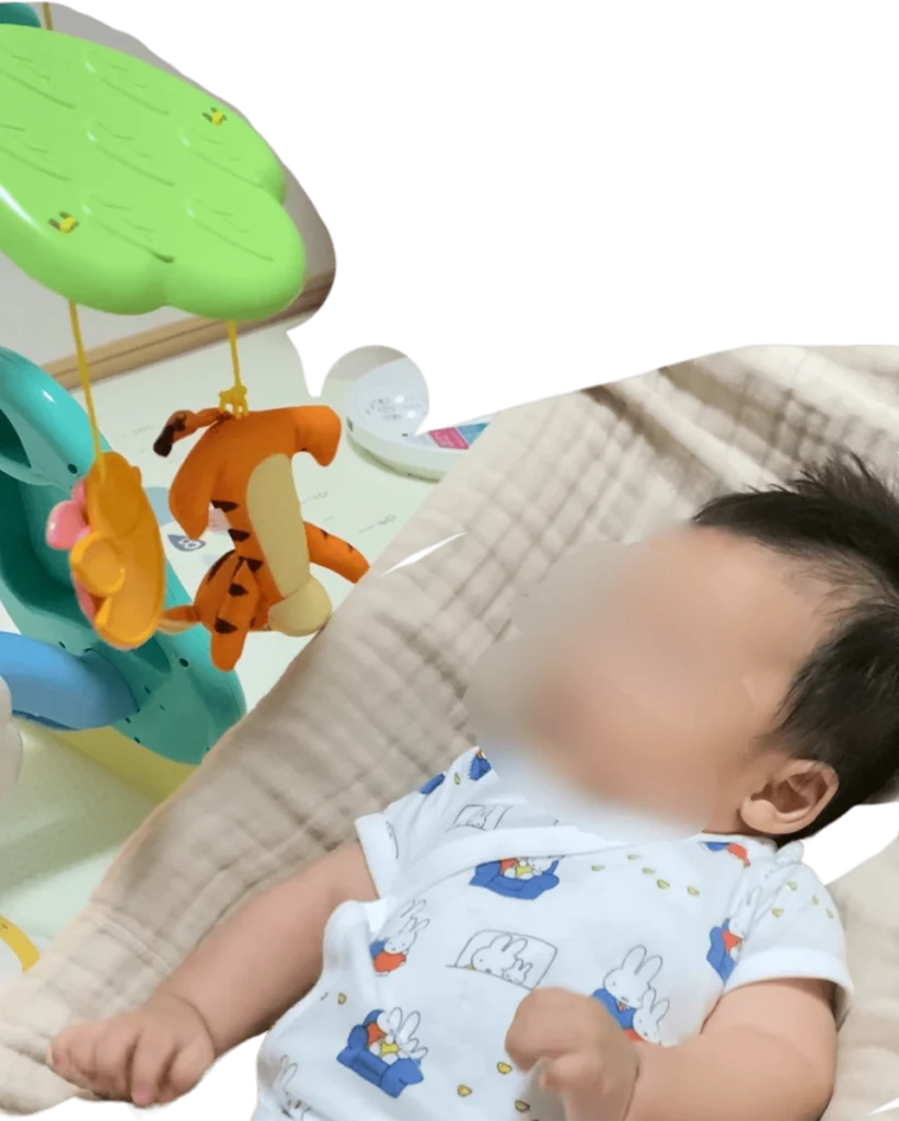 プーメリーで遊ぶ3ヶ月の息子