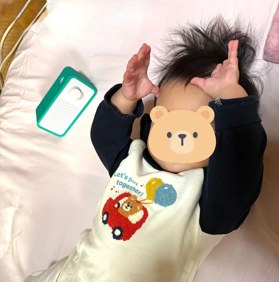 こどもチャレンジの英語教材を試している、0歳息子の写真
