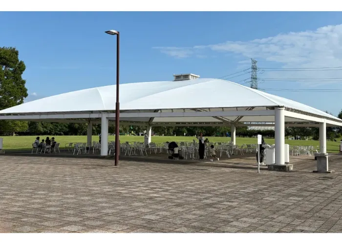 屋根付きの休憩スペース