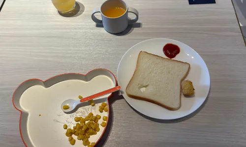 ヒルトン横浜・朝食ビュッフェに子ども用の椅子や食器はある？
